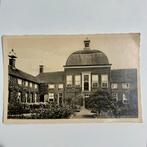 Ansichtkaart Hofje van Mevrouw van Aerden, Leerdam, Ophalen of Verzenden, 1920 tot 1940, Gelopen, Utrecht