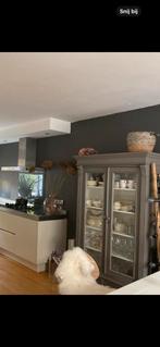 Mooie decoratieve vitrinekast met veel ruimte. ., Huis en Inrichting, Kasten | Vitrinekasten, 100 tot 150 cm, Glas, Ophalen of Verzenden