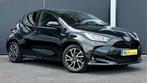 Toyota Yaris 1.5 Hybrid Dynamic / Carplay / Stoelverw / Came, Gebruikt, Euro 6, 450 kg, Zwart