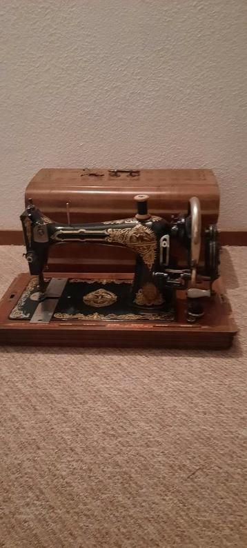 Antieke Naaimachine met Houten Koffer beschikbaar voor biedingen