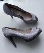 Zgan suede leren taupe zilveren pumps Unisa hakken 39, Kleding | Dames, Schoenen, Ophalen of Verzenden, Zo goed als nieuw, Overige kleuren