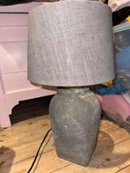 Stoere grijze lamp met betonnen voet, Huis en Inrichting, Lampen | Tafellampen, Ophalen, Zo goed als nieuw, Overige materialen
