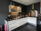 Moderne witte hoogglans keuken met zwart blad, Huis en Inrichting, Keuken | Complete keukens, Ophalen, Gebruikt, Wit, Graniet of Steen
