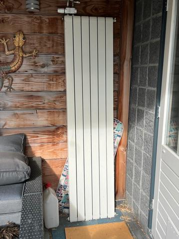 Mooie verticale designradiator beschikbaar voor biedingen