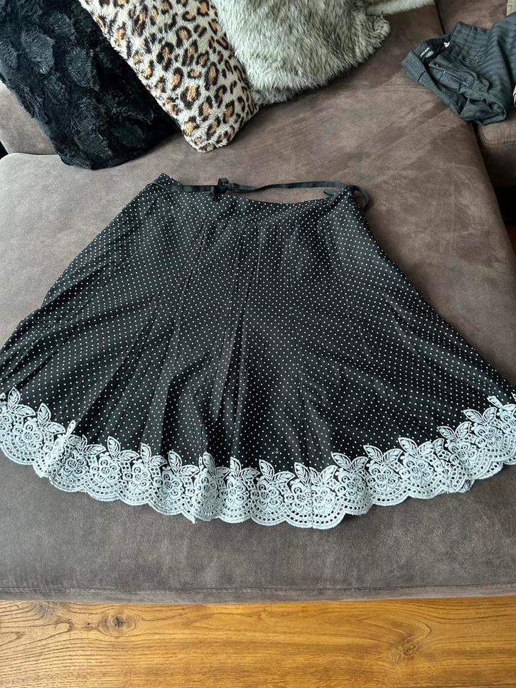 Vila Midi Rok - Nieuwstaat, Kant,  L zwart met witte dots, Kleding | Dames, Rokken, Nieuw, Maat 42/44 (L), Zwart, Knielengte, Ophalen of Verzenden