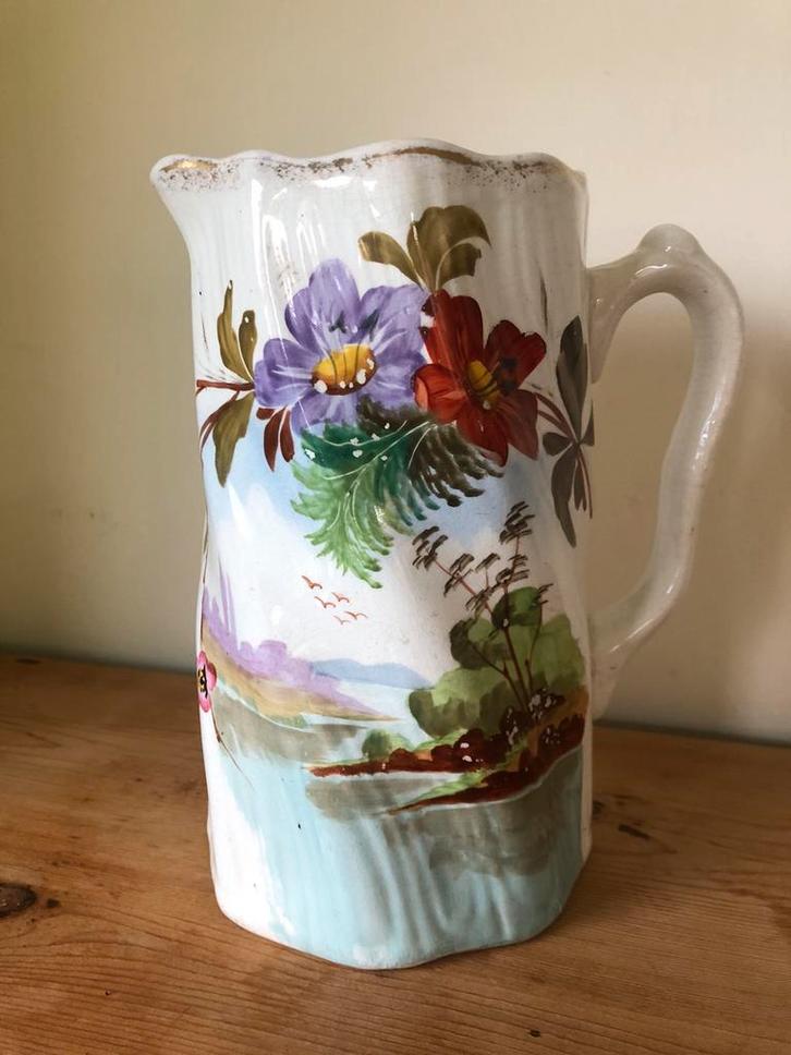 Aardewerk waterkan met bloemen en landschap, Antiek en Kunst, Antiek | Keramiek en Aardewerk, Ophalen of Verzenden