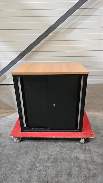 Metalen kast met houten blad beschikbaar voor biedingen