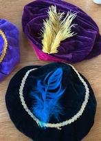 Pieten mutsen, als nieuw, met veer, paars of zwart met blauw, Ophalen of Verzenden, Zo goed als nieuw