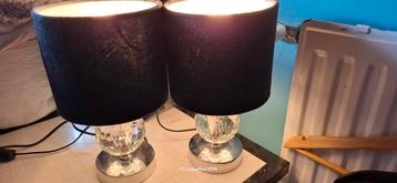 2 Lampen met Zwarte Velours Kap beschikbaar voor biedingen