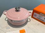 NIEUWE Le Creuset 20 cm Chiffon Pink in doos, Gietijzer, Nieuw, Ophalen of Verzenden, Keramische plaat