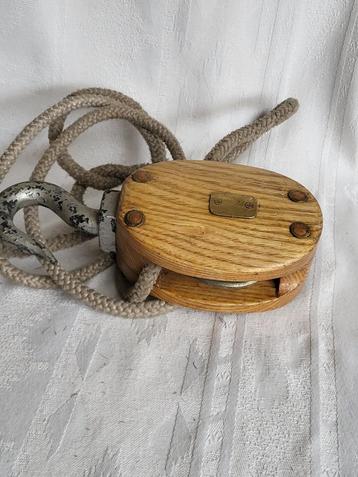 Houten katrol met touw en haak beschikbaar voor biedingen