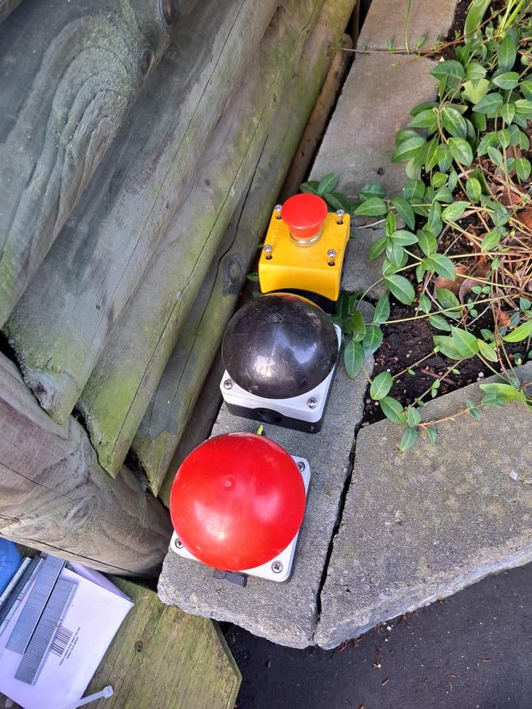 3 noodknoppen, Ophalen of Verzenden