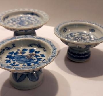 Drie antieke Kangxi zoutvaten beschikbaar voor biedingen