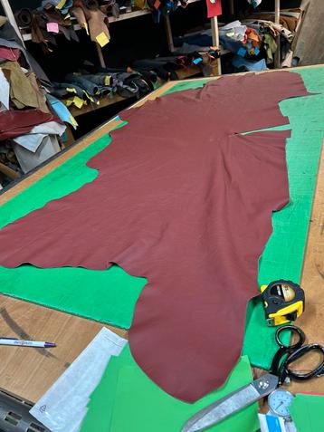 Bordeaux kleur leer lap 1,3 mm dikte soepel A-394 beschikbaar voor biedingen