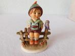 Hummel beeldje jongen op hek met vilten hoed en veer 1938,, Verzamelen, Beelden en Beeldjes, Ophalen of Verzenden, Zo goed als nieuw