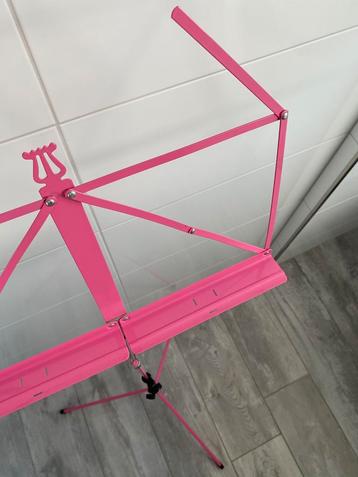 K&M - Muziekstandaard - Roze! beschikbaar voor biedingen