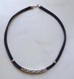 Rubberen collier met zilveren Griekse meander hanger, Met hanger, Gebruikt, Verzenden, Zwart