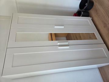 Witte driedeurs Ikea kast beschikbaar voor biedingen