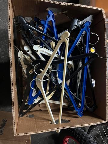 Klerenhangers gratis.  10 dozen beschikbaar voor biedingen