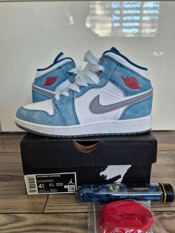 Jordan 1 Mid SE French Blue Light Steel maat 36,5 (GS)   beschikbaar voor biedingen