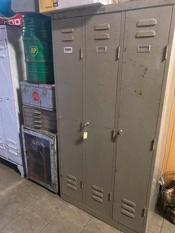 Stoere sleetse lockerkast 3 deurs Mewaf met vliegroest beschikbaar voor biedingen