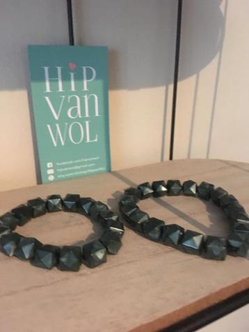 Groene armbanden beschikbaar voor biedingen