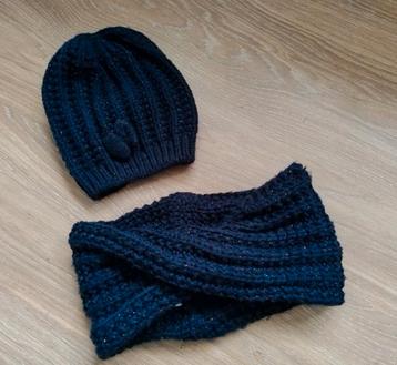 Muts en sjaal blauw beschikbaar voor biedingen