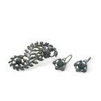 Friese veer broche en oorknoppen, Sieraden, Tassen en Uiterlijk, Broches, Gebruikt, Minder dan 4 cm, Ophalen of Verzenden, Met edelsteen