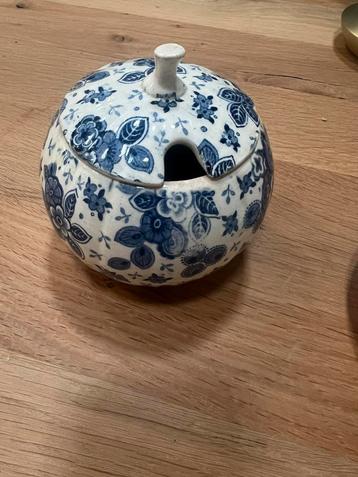 Société Céramique Maastricht, blauw-witte suikerpot & bordje beschikbaar voor biedingen