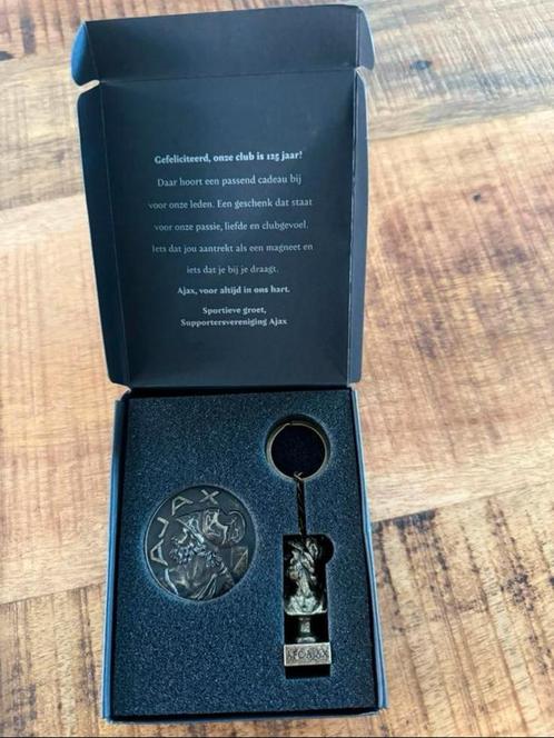Ajax jubileum 125 jaar sleutelhanger en magneet, Verzamelen, Sportartikelen en Voetbal, Nieuw, Overige typen, Ajax, Ophalen of Verzenden