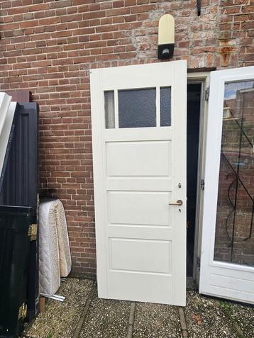 2 grenen jaren ‘50 binnendeuren, messing deurbeslag en glas beschikbaar voor biedingen