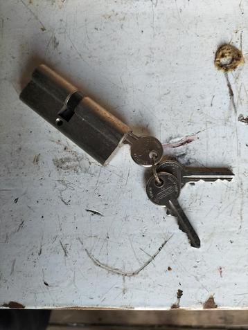 Gebruikt slot met sleutels beschikbaar voor biedingen