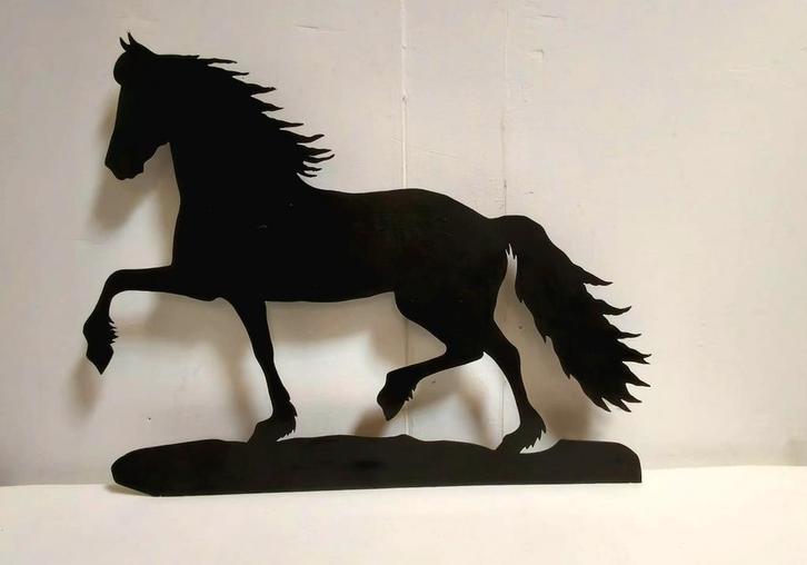 Zwart metalen paard muurdecoratie kunstwerk paard in galop, Huis en Inrichting, Woonaccessoires | Wanddecoraties, Gebruikt, Ophalen