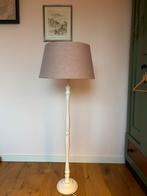 Vloerlamp wit houten voet met roze lampenkap, Huis en Inrichting, Lampen | Vloerlampen, Ophalen, Gebruikt, Hout, 100 tot 150 cm