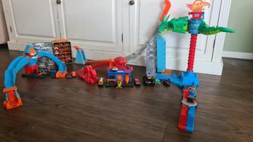 HotWheels banen + auto's + blik beschikbaar voor biedingen
