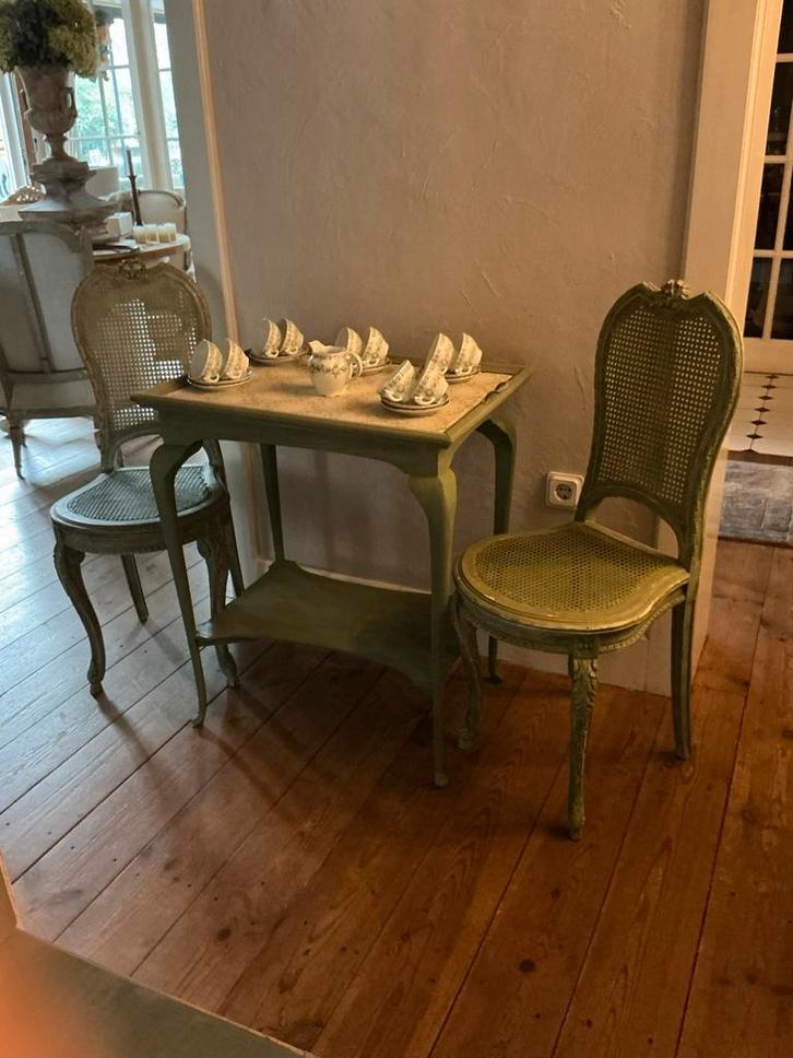 2 Franse strikstoeltjes met  frans bij zet tafeltje, Antiek en Kunst, Curiosa en Brocante, Ophalen of Verzenden