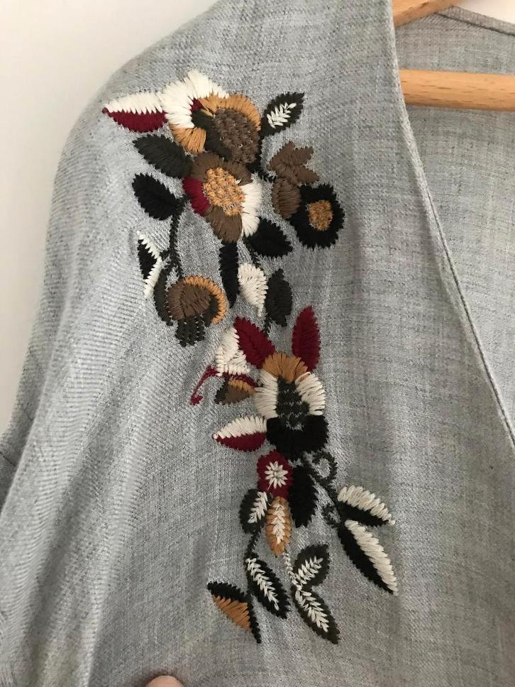 Omslag blouse met applicatie (Stradivarius) NIEUW, Kleding | Dames, Blouses en Tunieken, Nieuw, Maat 38/40 (M), Grijs, Ophalen of Verzenden