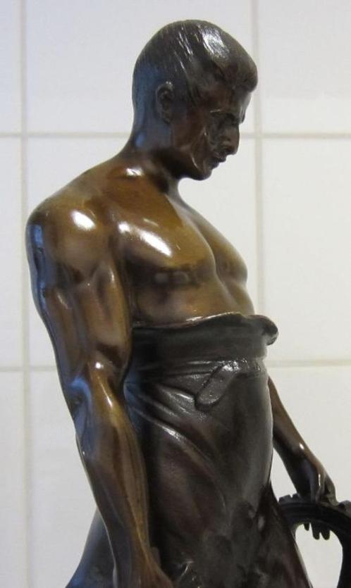 smid met ontbloot bovenlijf=1913=gesigneerd= bronzen beeld, Antiek en Kunst, Antiek | Koper en Brons, Brons, Ophalen of Verzenden