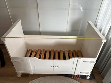 Superleuk juniorbed en bijpassende kast te koop beschikbaar voor biedingen