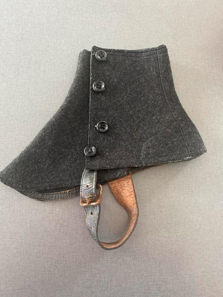 Antieke vilten Slobkousen met Leren Riem Maat 43, Antiek en Kunst, Antiek | Kleding en Accessoires, Heren, Ophalen
