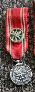 Japan WO2 Rode Kruis miniatuur medaille zilver., Verzamelen, Ophalen of Verzenden, Landmacht, Nederland, Lintje, Medaille of Wings