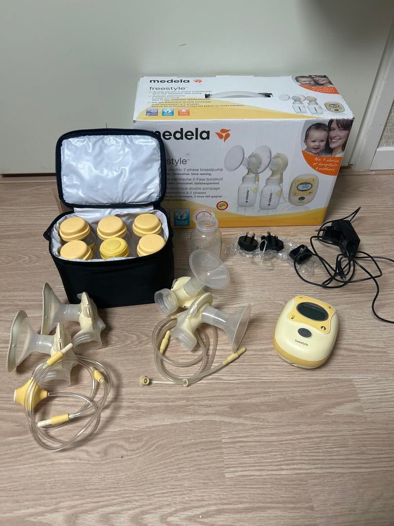 Compleet Medela Freestyle Borstkolf incl tas en flesjes, Kinderen en Baby's, Babyvoeding en Toebehoren, Ophalen, Gebruikt, Borstkolf