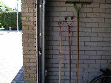 tuin gereedschap w.o verticuleer hark. beschikbaar voor biedingen