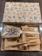 Antieke kam en haarborstelset; met borduursel; in doosje., Ophalen of Verzenden