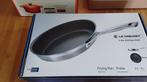LE CREUSET , 3 LAGEN ROESTVRIJ STAAL 24 CM KOEKENPAN, Nieuw, Ophalen of Verzenden, Rvs, Keramische plaat