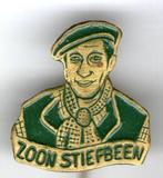 Zoon Stiefbeen groen op koper tv serie speldje ( S_209a ), Verzamelen, Verzenden, Nieuw, Figuurtje, Speldje of Pin