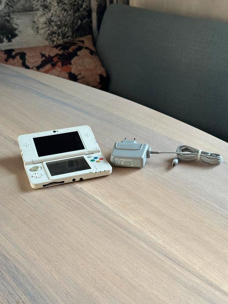 New Nintendo 3DS Wit + 20 spellen + Oplader + Stylus, Spelcomputers en Games, Spelcomputers | Nintendo 2DS en 3DS, Zo goed als nieuw