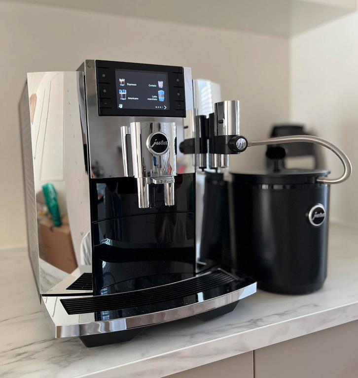Jura E8 EC koffiemmachine, Witgoed en Apparatuur, Koffiezetapparaten, Zo goed als nieuw, Gemalen koffie, Koffiebonen, Combi, 10 kopjes of meer