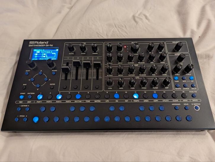 Roland SH-4d met koffer, Muziek en Instrumenten, Synthesizers, Zo goed als nieuw, Overige aantallen, Roland, Met koffer of flightcase