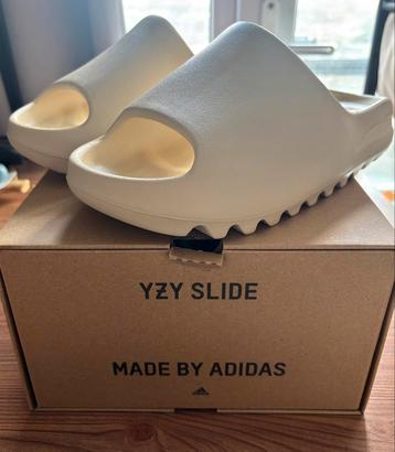 Yeezy Slide Bone maat 40 2/3 US7 – Nieuw in doos beschikbaar voor biedingen